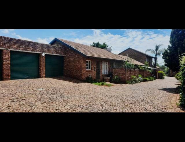 2 BEDROOM TOWNHOUSE FOR SALE IN HIGHVELD